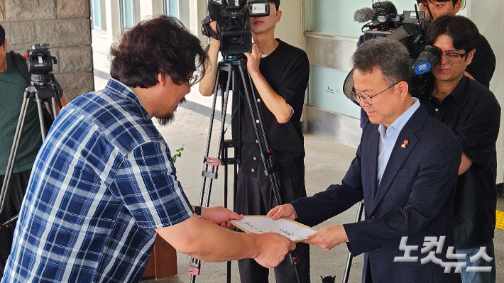 피해자 대책위가 임찬기 비서실장에게 건의서를 전달하고 있다. 고상현 기자