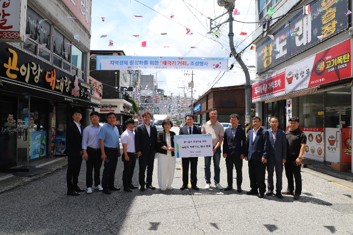 NH농협은행 전북본부는 6일 전북 전주시 완산구 중화산동 신촌상가에서 '지역 상권 활성화를 위한 만국기 거리 조성 행사'를 열었다. 전북농협 제공