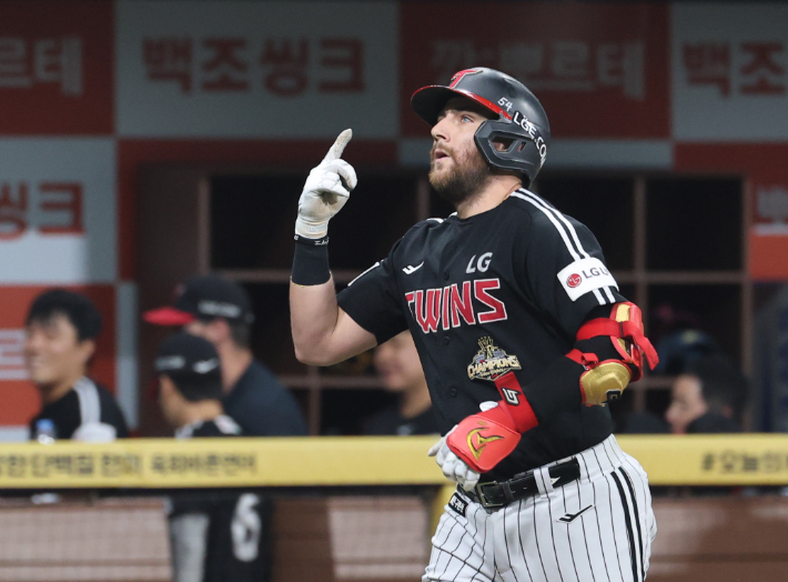 지난 2일 서울 고척스카이돔에서 열린 프로야구 키움 히어로즈와 LG 트윈스의 경기. 5회초 1사에서 LG 오스틴이 홈런을 날리고 홈으로 향하고 있다. 연합뉴스