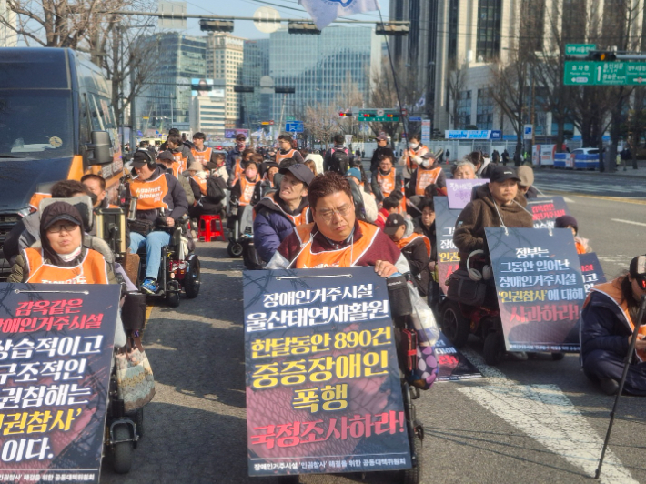 장애인 거주시설 인권참사 해결을 위한 공동대책위원회가 울산 태연재활원 국정조사를 요구하는 시위를 하고 있다. 공동대책위 제공