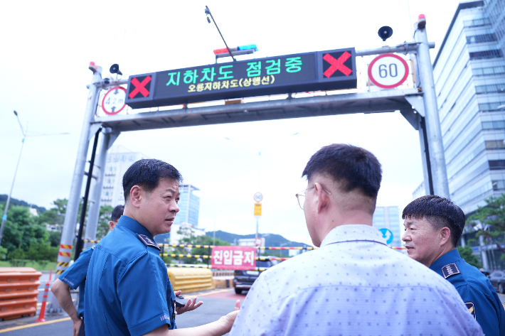 고범석 청장이 집중호우 대비 현장을 점검하고 있다. 전남경찰청 제공