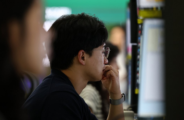 코스피 서킷 브레이커가 발동된 서울 하나은행 본점 딜링룸에서 딜러들이 업무를 보고 있다. 연합뉴스