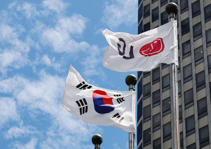 서울 여의도 LG트윈타워 앞 태극기와 사기가 바람에 펄럭이고 있다. 연합뉴스