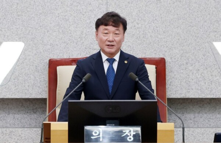 제12대 경기도의회 전반기 의장에 선출된 남종섭(더불어민주당·용인3) 의원이 7일 당선 후 소감을 말하고 있다. 경기도의회 제공