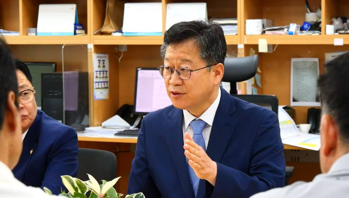 민주당 안호영 의원이 7일 완주군청을 찾아 기자간담회를 하고 있다. 안호영 의원실 제공