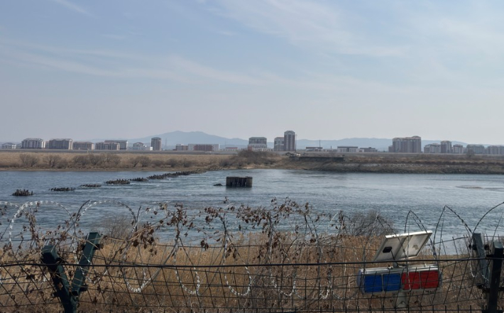 지난 3월 오전 중국 랴오닝성 단둥시에서 압록강 너머로 보이는 북한 신의주의 모습. 연합뉴스