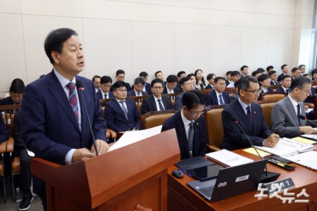 7일 서울 여의도 국회에서 열린 재정경제기획위원회 전체회의에서 구윤철 부총리 겸 재정경제부장관이 업무보고를 하고 있다. 이날 야당인 국민의힘 의원들은 회의에 불참했다.