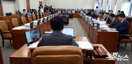 7일 서울 여의도 국회 재정경제기획위원회 전체회의가 야당인 국민의힘 의원들이 불참한 가운데 열리고 있다.