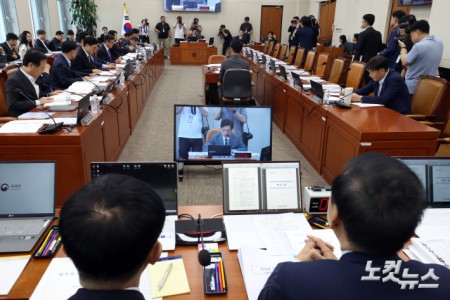 7일 서울 여의도 국회 재정경제기획위원회 전체회의가 야당인 국민의힘 의원들이 불참한 가운데 열리고 있다.
