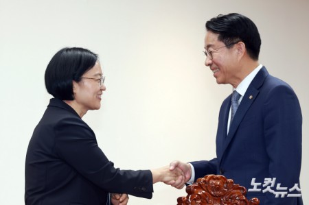 한성숙 국무총리 반기는 조정식 국회의장