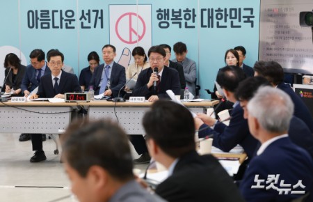 김범진 서울시선거관리위원회 사무처장이 7일 오후 서울 종로구 서울시선거관리위원회에서 열린 전국동시지방선거 투표용지 부족사태 등 국민참정권 침해 진상규명 및 선거관리 개혁을 위한 국정조사특별위원회 현장조사에서 의원 질의에 답변하고 있다.