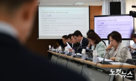 김범진 서울시선거관리위원회 사무처장이 7일 오후 서울 종로구 서울시선거관리위원회에서 전국동시지방선거 투표용지 부족사태 등 국민참정권 침해 진상규명 및 선거관리 개혁을 위한 국정조사특별위원회 현장조사가 진행되고 있다.