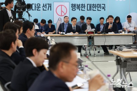 김범진 서울시선거관리위원회 사무처장이 7일 오후 서울 종로구 서울시선거관리위원회에서 열린 전국동시지방선거 투표용지 부족사태 등 국민참정권 침해 진상규명 및 선거관리 개혁을 위한 국정조사특별위원회 현장조사에서 의원 질의에 답변하고 있다.