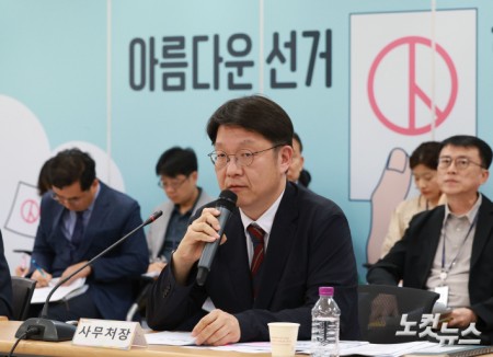 김범진 서울시선거관리위원회 사무처장이 7일 오후 서울 종로구 서울시선거관리위원회에서 열린 전국동시지방선거 투표용지 부족사태 등 국민참정권 침해 진상규명 및 선거관리 개혁을 위한 국정조사특별위원회 현장조사에서 의원 질의에 답변하고 있다.