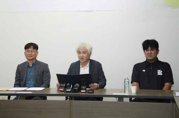 광주제일고등학교 총동창회 홍경표 회장이 이규연 학교장 등과 7일 광주학생독립운동기념역사관에서 공동 기자회견을 열고 배재고 야구부원의 5·18 조롱 응원 구호와 관련해 "교육의 참된 의미와 스포츠맨십의 본질을 되살려, 배재고 학생들을 넓은 관용으로 품어 안고자 한다"며 선처 의견을 제시했다. 전남광주통합특별시교육청 제공