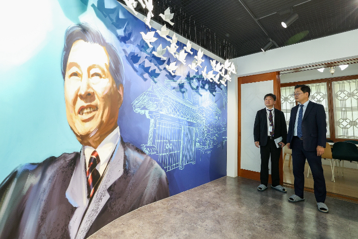 지난 1일 민경선 고양특례시장이 재개관한 김대중 전 대통령 사저 기념관을 방문해 현장을 확인하고 있다. 고양시 제공