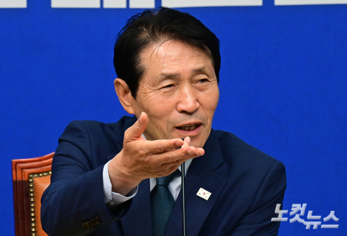 더불어민주당 이학영 전국당원대회준비위원장이 7일 서울 여의도 국회에서 열린 전국당원대회준비위원회 3차 전체회의에서 발언을 하고 있다. 윤창원 기자