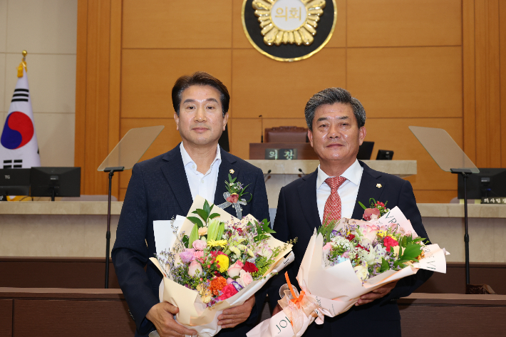 (왼쪽부터)조민성 부의장, 김철수 의장. 포항시의회 제공