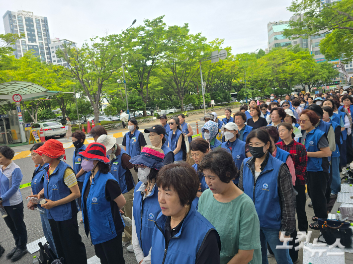 7일 부산 연제구 부산시청 앞에서 부산지하철노조 운영서비스지부 조합원 결의대회가 열리고 있다. 김혜민 기자 