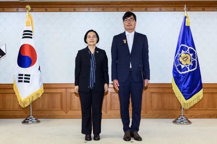 전남광주통합특별시는 7일 정부서울청사에서 열린 '제6회 적극행정 유공 정부 포상 시상식'에서 임대진 대학인재정책과장이 녹조근정훈장을, 오문교 종합건설본부 품질시험팀장이 대통령 표창을 받았다고 밝혔다. 광주특별시 제공