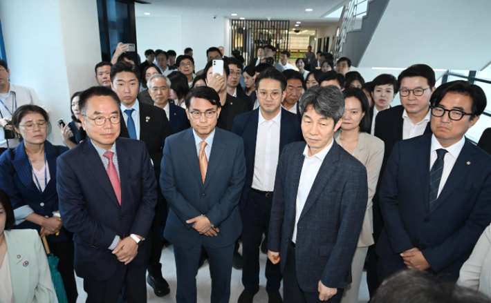 제9회 전국동시지방선거 투표용지 부족사태 등 국민참정권 침해 진상규명 및 선거관리 개혁을 위한 국정조사특별위원회 위원들과 위철환 중앙선관위원장 직무대행 등이 7일 경기 과천 중앙선거관리위원회에서 현장조사를 하기 위해 전산실로 이동하고 있다. 연합뉴스