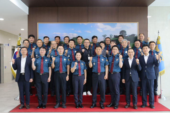 앞줄 좌측 네 번째부터 박송희 서장, 고범석 청장. 전남경찰청 제공