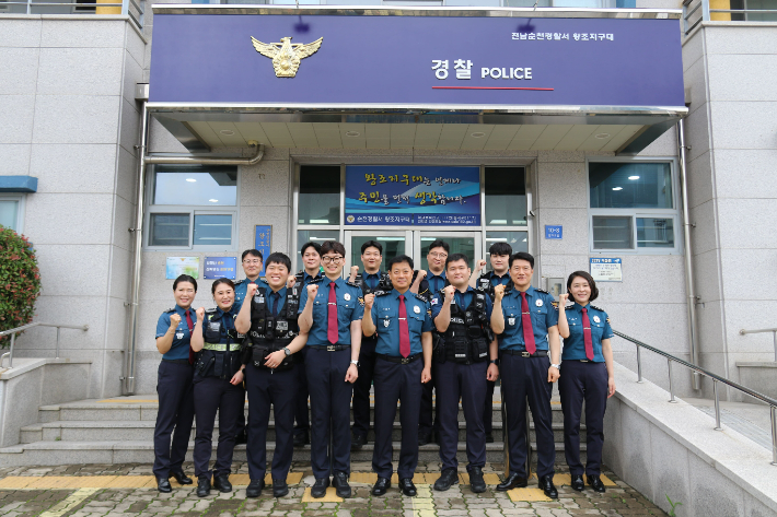 고범석 청장의 왕조지구대 방문 기념촬영. 전남경찰청 제공