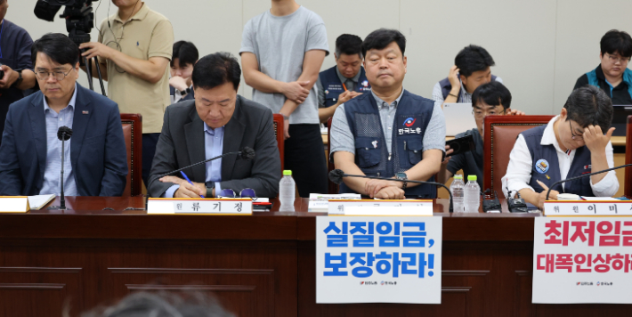 왼쪽부터 양옥석 중소기업중앙회 인력정책본부장, 류기정 한국경영자총협회(경총) 전무, 류기섭 한국노총 사무총장, 이미선 민주노총 부위원장. 연합뉴스