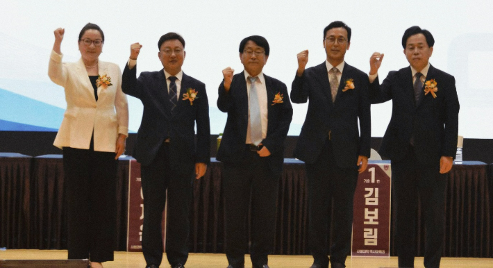 최중국(가운데) 총추위원장과 후보들이 공개토론회를 마치고 기념촬영을 하고 있다. 독자 제공