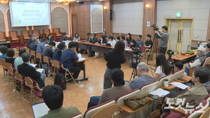 지난달 30일 서울 종로구 한국기독교회관 조에홀에서 열린 '글리온 회의 40주년 기념 평화신학포럼'. 양권석 성공회대 명예교수는 "전쟁의 시대에는 종교 역시 폭력을 정당화하는 도구가 될 위험이 크다"며 "교회가 내부의 폭력과 혐오를 먼저 성찰하고, 정의로운 평화를 만들어가는 공동체가 돼야 한다"고 강조했다. 오요셉 기자