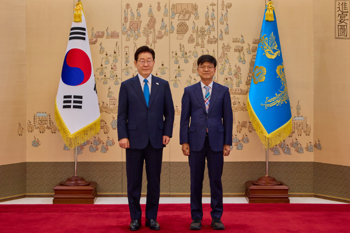 이재명 대통령이 지난 4월 청와대에서 규제합리화위원회 이병태 부위원장에게 위촉장을 수여할 당시의 모습. 연합뉴스