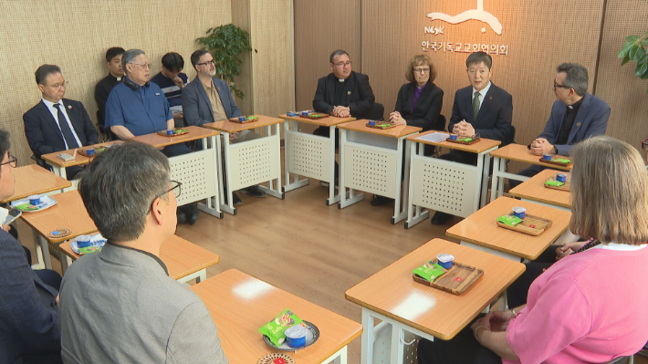 한국기독교교회협의회(NCCK)를 방문한 WMC 대표단. 이들은 에큐메니칼 전통을 함께 돌아보고, 한국 교회의 사회 참여, 평화·인권·정의 과제, 그리고 전 세계 감리교–한국 에큐메니칼 진영이 어떻게 함께 협력할 것인가를 논의했다. 유튜브 크리스천노컷뉴스 캡처