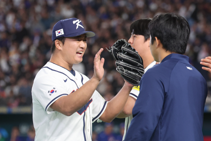 지난 3월 8일 일본 도쿄돔에서 열린 2026 월드베이스볼클래식(WBC) C조 조별리그 3차전 대한민국과 대만의 경기. 9회초를 무실점으로 마무리한 한국 고우석이 기뻐하고 있다. 연합뉴스