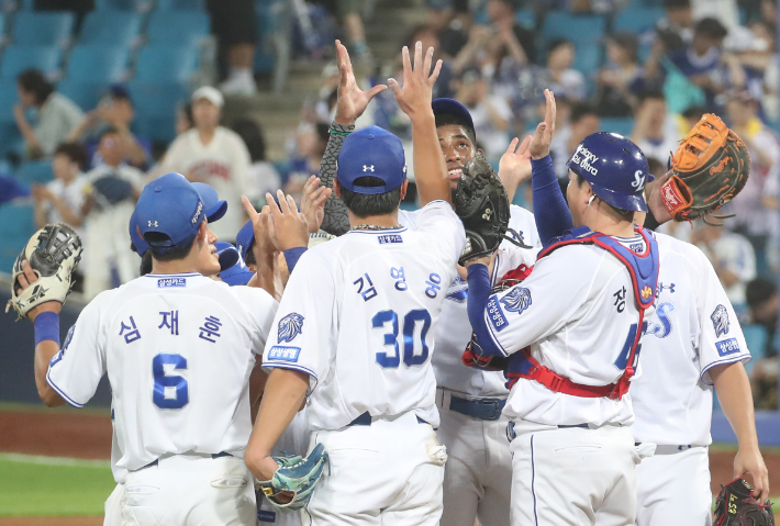 7일 대구 삼성라이온즈파크에서 열린 2026 신한 SOL뱅크 KBO리그 LG 트윈스와 삼성 라이온즈 경기에서 삼성이 9:2로 승리하며 팀 순위 1위에 오른 뒤 선수들이 기뻐하고 있다. 연합뉴스 