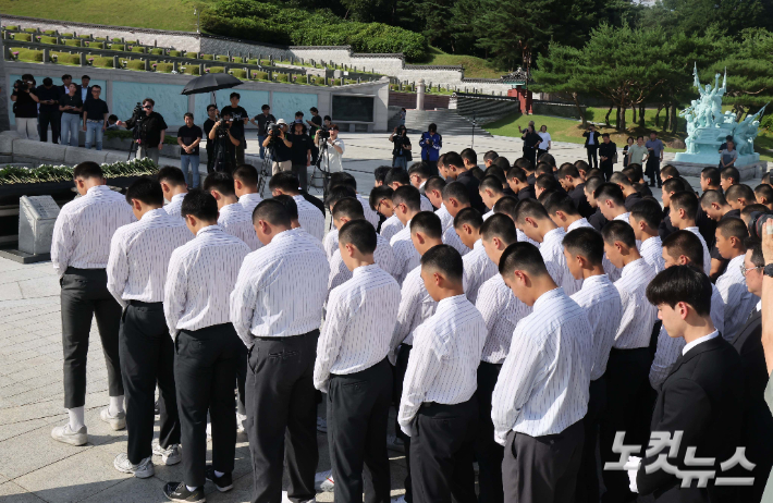 배재고 야구부 학생들이 국립5·18민주묘지를 참배하고 있다. 박종민 기자