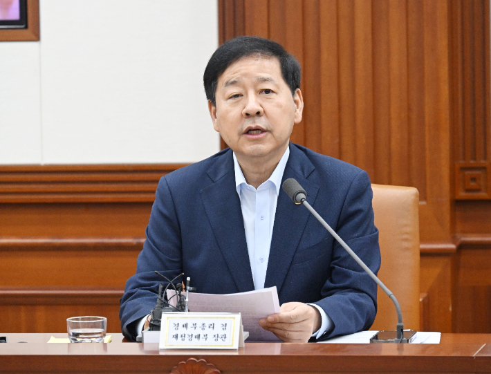 구윤철 부총리 겸 재정경제부 장관이 8일 서울 종로구 정부서울청사에서 열린 '비상경제본부 회의 겸 경제, 산업경쟁력강화 관계장관회의'를 주재, 모두발언을 하고 있다. 재정경제부 제공