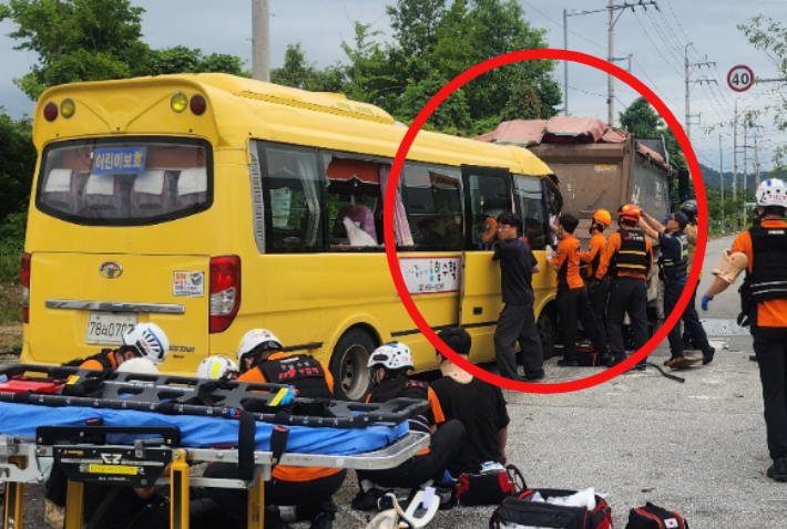 8일 오전 7시 30분쯤 전남광주 나주시 왕곡면의 한 사거리에서 통근버스와 덤프트럭이 충돌해 15명이 크고 작은 부상을 당했다. 전남광주통합특별시소방안전본부 제공