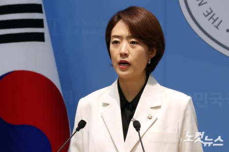 더불어민주당 고민정 의원이 8일 서울 여의도 국회 소통관에서 당대표 출마 선언 기자회견을 하고 있다.