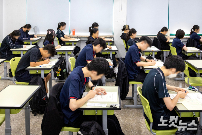2026학년도 대학수학능력시험 9월 모의평가 시행일인 3일 오전 서울 광진구 광남고등학교 학생들이 시험을 준비하고 있다. 사진공동취재단