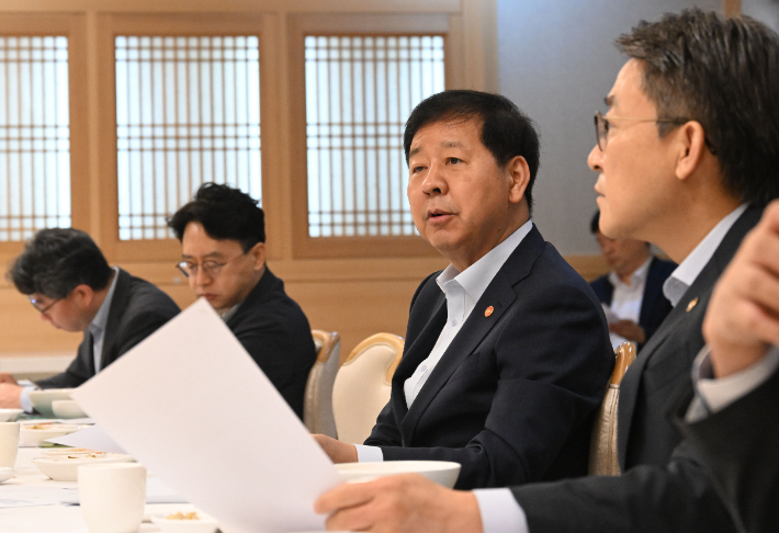구윤철(오른쪽 두 번째) 부총리 겸 재정경제부 장관이 8일 서울 종로구 정부서울청사에서 열린 시장상황점검회의를 주재하고 있다. 재정경제부 제공
