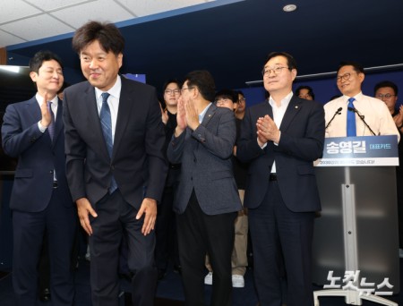 김용 소개하는 송영길