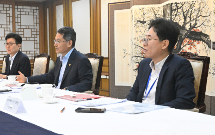 재정경제부 허장(오른쪽에서 두 번째) 2차관이 7월 8일 서울 종로구 정부서울청사에서 열린 원화 국제화 전담반(TF) 회의를 주재하고 있다. 재정경제부 제공