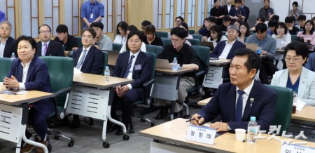 더불어민주당 정청래 전 대표가 8일 서울 여의도 국회 의원회관에서 열린 서남권 반도체 클러스터 성공을 위한 정책토론회에 참석하고 있다.