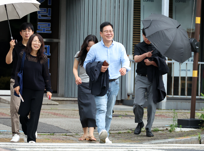 청바지 차림으로 출근 중인 조지훈 전주시장과 직원 모습. 전주시 제공
