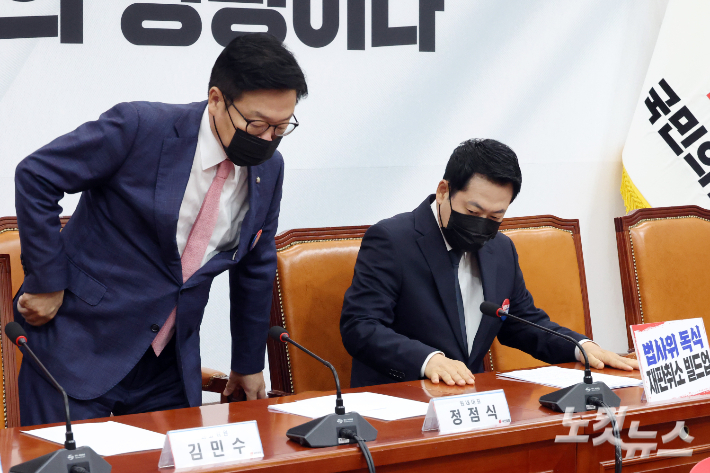 국민의힘 장동혁 대표와 정점식 원내대표가 지난 6일 서울 여의도 국회에서 열린 최고위원회의에 검은 마스크를 착용하고 참석하고 있다. 윤창원 기자