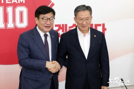악수하는 국민의힘 정점식 원내대표-정성호 법무부 장관