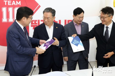 정성호 법무부 장관이 8일 서울 여의도 국회에서 국민의힘을 찾아 정점식 원내대표와 만나며 법무부 중점추진 20대 법안과 예산·정기직제 중점 추진과제 책자를 전달하고 있다.