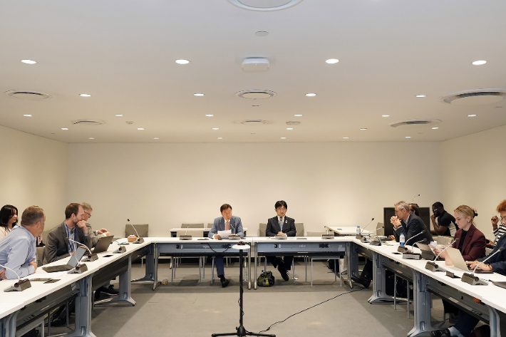 신상진 성남시장이 현지시간 7일 미국 유엔(UN) 본부에서 열린 '2026 유엔(UN) 고위급 정치포럼(HLPF)' 공식 부대행사에 성남시의 혁신적인 지속가능 교통정책을 소개하고 있다. 성남시 제공