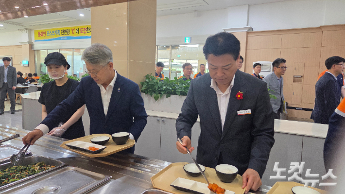 민형배 전남광주통합특별시장(왼쪽)과 박성현 광양시장이 8일 광양제철소 구내식당에서 식판에 음식을 담고 있다. 박사라 기자 