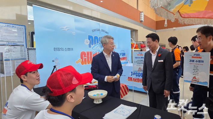 민형배 전남광주통합특별시장(왼쪽)과 박성현 광양시장이 8일 포스코 복지센터에서 게임에 참여하고 있다. 박사라 기자 